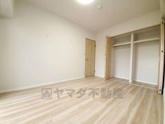 住む人のこだわりを活かす洋室。日当たりがよく、寝室としての利用もおすすめ。広めのクローゼットには荷物をすっきり片付けられ、ゆとりのある暮らしが出来ます＾＾