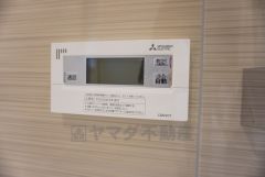 同仕様写真。湯量・湯温の設定、そして保温までワンタッチのフルオートバス。便利な追い炊き機能付きです。