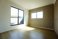 暖かい日差しが差し込む洋室。たっぷり収納できるクローゼット付きでお部屋の中をすっきりと快適に保てます。