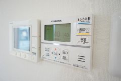 キッチン横からボタンひとつで操作が楽々。