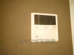 キッチン横からお湯張り、追い炊き、足し湯がボタン一つで楽々操作できる給湯機リモコンです。忙しい夕飯準備の時間帯に重宝しますね。