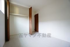 暖かい日差しが差し込む洋室。たっぷり収納できるクローゼット付きでお部屋の中をすっきりと快適に保てます。