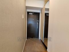 大容量のシューズボックスは家族全員の増えがちな靴や物をすっきり収納できます。全身鏡付きで、お出かけ前にコーディネートのチェックが出来ますね。