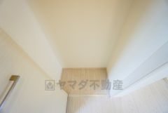 2階の廊下にも収納を確保。各居室に入りきれなかった荷物や、2階で使用する日用品のストック置き場に便利です。