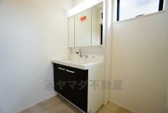 同仕様写真。三面鏡つき洗面台。鏡裏にたっぷりとした収納スペースがあります。鏡を閉めてしまえば小物は見えないため、スッキリとした印象の洗面台にできます。