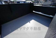 陽当たりの良いバルコニーです。お洗濯やお布団干しはもちろん、日光浴スペースにも。足元は防水工事施工済です。