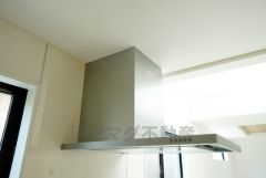 お手入れが簡単なスリム型レンジフードです。調理により発生する油煙や臭いを吸い込み、屋外へ排気してくれます。