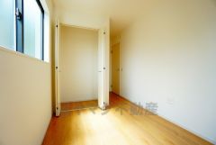 暖かい日差しが差し込む洋室。たっぷり収納できるクローゼット付きでお部屋の中をすっきりと快適に保てます。