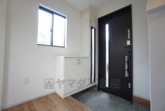 。たっぷり収納できるシューズボックスです。家族全員の靴がきれいに整頓できます。棚の上にお花や写真を飾っても良いですね。