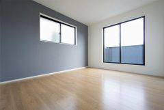 同仕様写真。寛ぎの時間を紡ぎだす主寝室は、大型ベッドを置いても余裕の広さを確保しています。