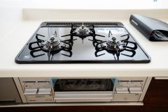 同時にたくさんの料理が調理できる3口コンロ。長時間熱を通しておきたい煮込み料理を作りながら、炒め物など同時進行で進められます。