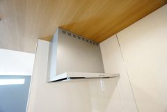 コンロ上には換気扇完備＾＾調理時の蒸気や匂いが換気扇に誘導され、効率的に排煙ができます＾＾