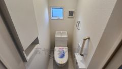 温水洗浄機付トイレです。節水機能もあるので、安心して使えますね。もちろん、1階2階の2ヶ所にトイレがあるので、忙しい朝にもゆとりができますね。