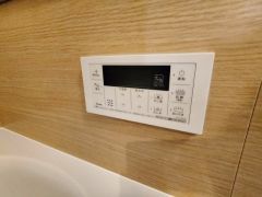 湯量・湯温の設定、そして保温までワンタッチのフルオートバス。便利な追い炊き機能付きです。