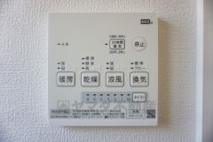 同仕様写真。浴室暖房乾燥機付き。天候に左右されず、いつでも好きなときに洗濯物を干せるので、仕事や家事で忙しい方に重宝します。