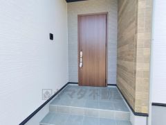 家の顔となる玄関扉がかっこいいと、たくさんの人を招き入れたくなりますね＾＾奥まって設置されており、雨にも濡れにくくなっています。