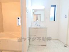 三面鏡つき洗面台。鏡裏にたっぷりとした収納スペースがあります。鏡を閉めてしまえば小物は見えないため、スッキリとした印象の洗面台にできます。