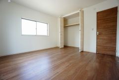 同仕様写真。寛ぎの時間を紡ぎだす主寝室は、大型ベッドを置いても余裕の広さを確保しています。