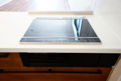 お手入れのしやすいIHクッキングヒーターです。3口コンロなので、効率よくお料理が楽しめます。毎日のお料理も楽しくなりますね＾＾