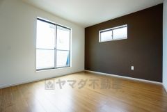 寛ぎの時間を紡ぎだす主寝室は、大型ベッドを置いても余裕の広さを確保しています。