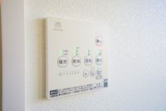 浴室暖房乾燥機付き。天候に左右されず、いつでも好きなときに洗濯物を干せるので、仕事や家事で忙しい方に重宝します。