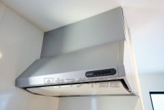 お手入れが簡単なスリム型レンジフードです。調理により発生する油煙や臭いを吸い込み、屋外へ排気してくれます。