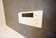 湯量・湯温の設定、そして保温までワンタッチのフルオートバス。便利な追い炊き機能付きです。