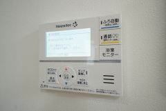 同仕様写真。キッチン横からお湯張り、追い炊き、足し湯がボタン一つで楽々操作できる給湯機リモコンです。忙しい夕飯準備の時間帯に重宝しますね。