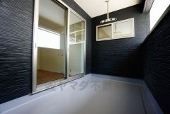 同仕様写真。インナーバルコニーは急な雨から洗濯物を守りやすく、眩しすぎる日差しも和らげます。