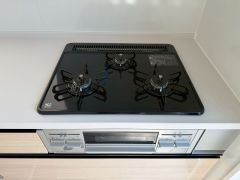 同時にたくさんの料理が調理できる3口コンロ。長時間熱を通しておきたい煮込み料理を作りながら、炒め物など同時進行で進められます。