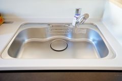 広々とした凸型シンクに洗剤ポケットを標準装備。大きなお鍋など洗いやすいです。