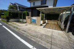 駐車スペースはゆとりある2台分を確保。マイカー用に、お客さま用に、余裕を持ってご利用いただけます。