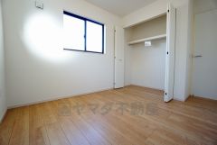 同仕様写真。住む人のこだわりを活かす洋室。日当たりがよく、寝室としての利用もおすすめ。広めのクローゼットには荷物をすっきり片付けられ、ゆとりのある暮らしが出来ます＾＾