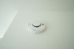 火災発生をいち早く知らせてくれる火災報知器は標準装備です。