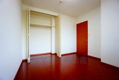 住む人のこだわりを活かす洋室。日当たりがよく、寝室としての利用もおすすめ。広めのクローゼットには荷物をすっきり片付けられ、ゆとりのある暮らしが出来ます＾＾