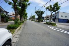 ゆったりとした8ｍ幅の道路をはさんでいることで陽射しを遮られることなくとても明るいです。