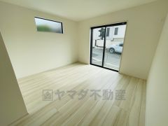 大きな窓のあるリビングは、陽光あふれる明るい空間です。居心地良く、ご家族皆がゆったり寛げる憩いの空間となりそうです。