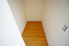 同仕様写真。収納力豊富なウォークインクローゼット。洋服や小物などを1箇所にまとめて美しい収納を実現します。スーツケースのような大型の荷物も置けます＾＾