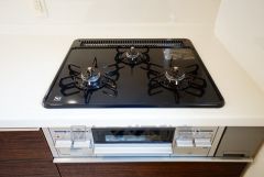 同時にたくさんの料理が調理できる3口コンロ。長時間熱を通しておきたい煮込み料理を作りながら、炒め物など同時進行で進められます。