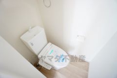 温水洗浄機付トイレです。節水機能もあるので、安心して使えますね。もちろん、1階2階の2ヶ所にトイレがあるので、忙しい朝にもゆとりができますね。