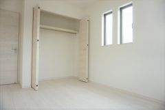 同仕様写真。暖かい日差しが差し込む洋室。たっぷり収納できるクローゼット付きでお部屋の中をすっきりと快適に保てます。