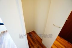 同仕様写真。2階の廊下にも収納を確保。各居室に入りきれなかった荷物や、2階で使用する日用品のストック置き場に便利です。