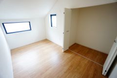 暖かい日差しが差し込む洋室。たっぷり収納できるクローゼット付きでお部屋の中をすっきりと快適に保てます。