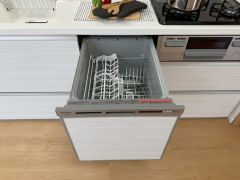 食事の後の手間を解消する食器洗い乾燥機付。冬場の洗い物で手荒れの悩みもなくなります。手洗いよりも節約できて便利。