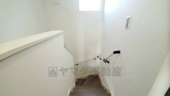 小さなお子様やご高齢の方でも安心できる、手すり付き階段。段差も低めで設定されており、安全性にも優れています。