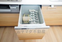 家事の時間が短縮できるフルオープンで開けやすい食器洗い乾燥機付。食事後に家族とのくつろぎタイムをしっかり取れます。