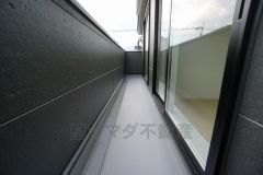 陽当たりの良いバルコニーです。お洗濯やお布団干しはもちろん、日光浴スペースにも。足元は防水工事施工済です。