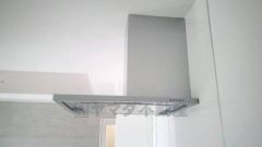 お手入れが簡単なスリム型レンジフードです。調理により発生する油煙や臭いを吸い込み、屋外へ排気してくれます。