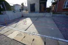 4台まで並列駐車できるので、急な来客時やお子様が成人して車を所有するようになっても安心です。