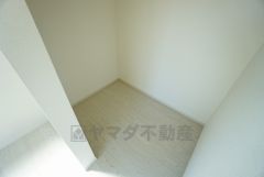 収納力豊富なウォークインクローゼット。洋服や小物などを1箇所にまとめて美しい収納を実現します。
